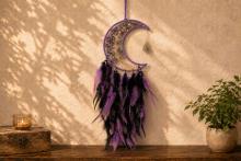 ATRAPASUEÑOS LUNA CON CHIPS DE MINERAL, PEQUEÑA DRUSA Y PLUMAS BICOLOR 60 X 20 CM. ATRAPASUEÑOS LUNA CON CHIPS DE MINERAL, PEQUEÑA DRUSA Y PLUMAS BICOLOR 60 X 20 CM.