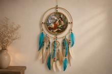 ATRAPASUEÑOS MUJER INDIA ACOMPAÑADA DE LOBO BLANCO 70 X 25 CM. ATRAPASUEÑOS MUJER INDIA ACOMPAÑADA DE LOBO BLANCO 70 X 25 CM.