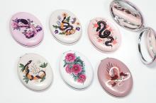 ESPEJO OVALADO MAGIC POCKET DISEÑO SERPIENTE Y ROSAS 9 X 6,5 (MODELOS SURTIDOS) ESPEJO OVALADO MAGIC POCKET DISEÑO SERPIENTE Y ROSAS 9 X 6,5 (MODELOS SURTIDOS)