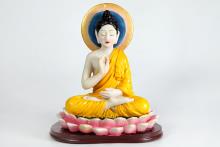 FIGURA BUDA CON ROPAJE AMARILLO MEDITANDO SOBRE FLOR DE LOTO 17X13CM FIGURA BUDA CON ROPAJE AMARILLO MEDITANDO SOBRE FLOR DE LOTO 17X13CM