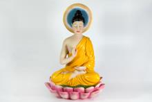 FIGURA BUDA CON ROPAJE AMARILLO MEDITANDO SOBRE FLOR DE LOTO 45X35CM FIGURA BUDA CON ROPAJE AMARILLO MEDITANDO SOBRE FLOR DE LOTO 45X35CM