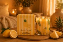 VELA AROMÁTICA DE SOJA LIMÓN Y PIÑA EN VASO DE CRISTAL CON CAJA DECORADA 9X8CM VELA AROMÁTICA DE SOJA LIMÓN Y PIÑA EN VASO DE CRISTAL CON CAJA DECORADA 9X8CM