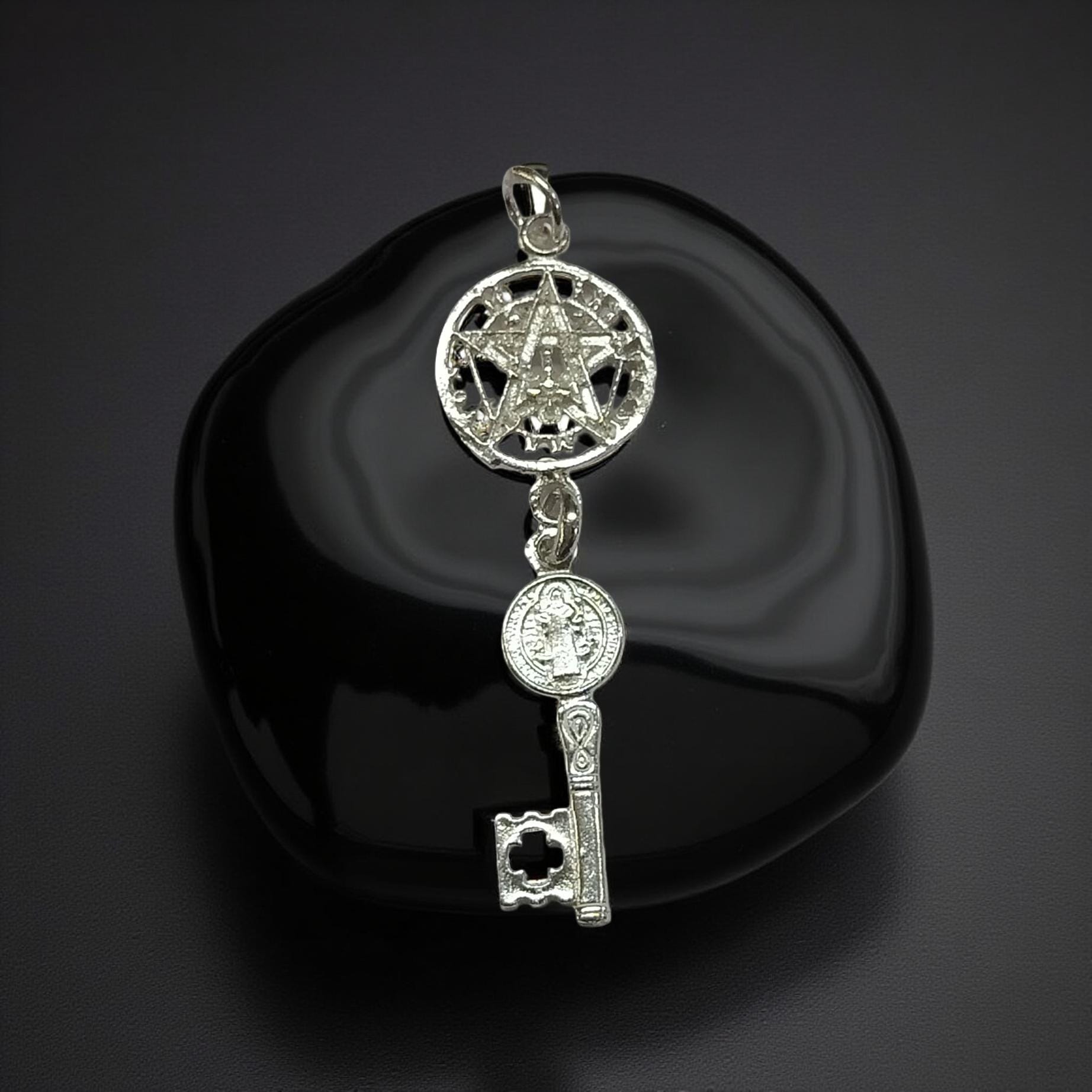 COLGANTE PLATA DOBLE INTENCION TETRAGRAMATON Y LLAVE SAN BENITO