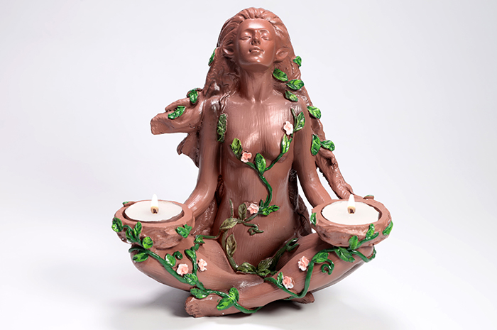 PORTALUMINAS FIGURA ELFA MADRE TIERRA COLOR MARRON Y VERDE 18 X 20 CM.