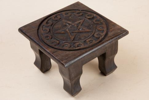 COMODIN | ALTAR MADERA SIMBOLO PENTAGRAMA 15.5 X 15 CM (400 GRMS)