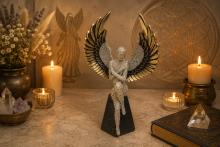 �NGEL SENTADO CON CUERPO PLATEADO EFECTO CRISTALITOS Y ALAS DORADAS SOBRE PEDESTAL NEGRO 26 X 13 CM.
