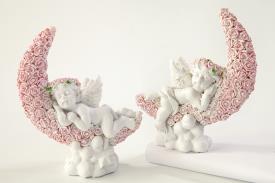 FIGURAS ANGELES | ANGELITO COLOR BLANCO CON CORONA DE FLORES ROSA ACOSTADO SOBRE LUNA FLORAL 10CM