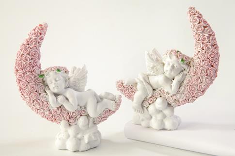 FIGURAS ANGELES | ANGELITO COLOR BLANCO CON CORONA DE FLORES ROSA ACOSTADO SOBRE LUNA FLORAL 10CM