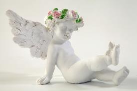 FIGURAS ANGELES | ANGELITO COLOR BLANCO CON CORONA DE FLORES ROSA SENTADO 9CM