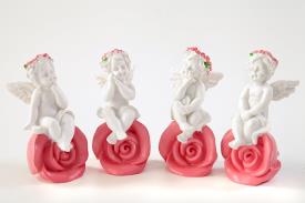 FIGURAS ANGELES | ANGELITO COLOR BLANCO CON CORONA DE FLORES ROSA SENTADO SOBRE ROSA 8CM