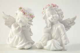 FIGURAS ANGELES | ANGELITO COLOR BLANCO CON CORONA DE FLORES ROSAS SENTADO 9CM
