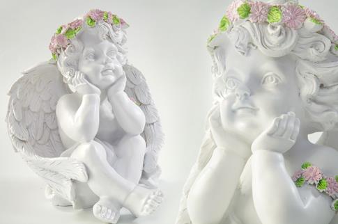 FIGURAS ANGELES | ANGELITO COLOR BLANCO CON CORONA DE ROSAS SENTADO DE FRENTE 26CM