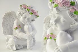 FIGURAS ANGELES | ANGELITO COLOR BLANCO CON CORONA DE ROSAS SENTADO DE LADO 23CM