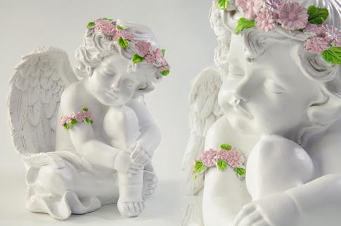 FIGURAS ANGELES | ANGELITO COLOR BLANCO CON CORONA DE ROSAS SENTADO DE LADO 23CM