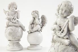 FIGURAS ANGELES | ANGELITO COLOR BLANCO ROTO MUSICAL SENTADO SOBRE BOLA 18CM