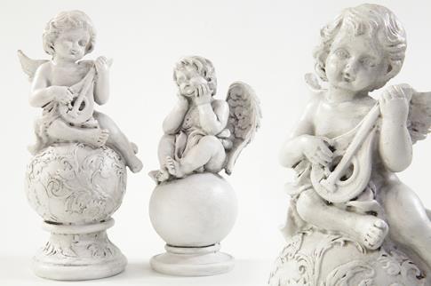 FIGURAS ANGELES | ANGELITO COLOR BLANCO ROTO MUSICAL SENTADO SOBRE BOLA 18CM