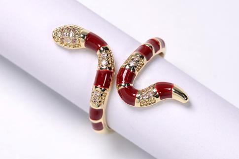 ANILLOS | ANILLO ACERO DORADO ADAPTABLE SERPIENTE ENROSCADA CON FRANJAS COLOR GRANATE Y BRILLANTITOS