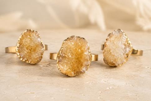 COLLARES, PULSERAS, PENDIENTES Y ANILLOS MINERALES | ANILLO ACERO DORADO DRUSA CUARZO CITRINO