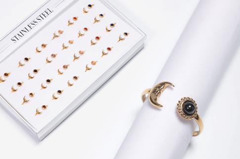 ANILLOS | ANILLO ADAPTABLE ACERO DORADO LUNA Y BOLITA DE MINERAL (MINERALES SURTIDOS)