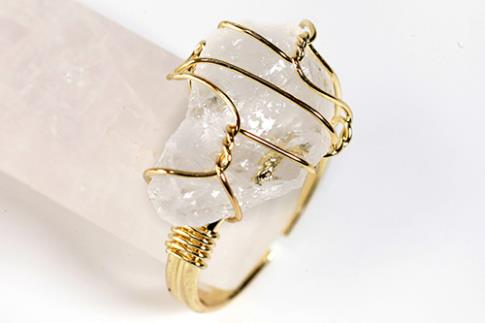 COLLARES, PULSERAS, PENDIENTES Y ANILLOS | ANILLO DE METAL Y CUARZO BLANCO EN BRUTO