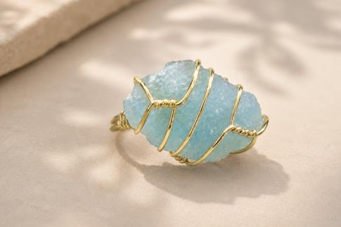 COLLARES, PULSERAS, PENDIENTES Y ANILLOS MINERALES | ANILLO METAL DORADO CON AGUAMARINA EN BRUTO