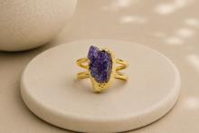 ANILLO METAL DORADO CON DRUSA AMATISTA  (AJUSTABLE)