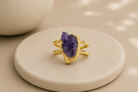 COLLARES, PULSERAS, PENDIENTES Y ANILLOS MINERALES | ANILLO METAL DORADO CON DRUSA AMATISTA  (AJUSTABLE)