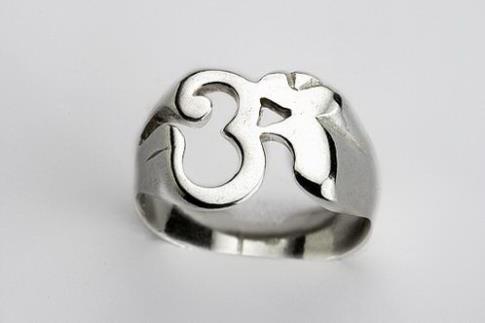 COMODIN | ANILLO SIMBOLO OM PLATA DE LEY (MEDIANO)