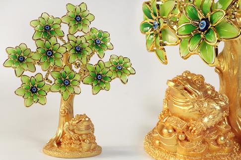 COMODIN | ARBOL OJO TURCO CON FLORES COLOR VERDE EN BASE DORADA CON RANA Y LINGOTES 25 CM