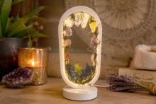ARO DE LUZ JARDIN CON INCRUTACIONES DE MINERALES Y TARAMITAS "ESCOBA DE BRUJA" IRISADAS CON LUZ USB 22X14CM. ARO DE LUZ JARDIN CON INCRUTACIONES DE MINERALES Y TARAMITAS "ESCOBA DE BRUJA" IRISADAS CON LUZ USB 22X14CM.