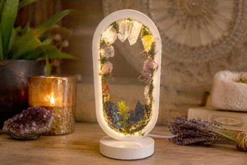COMODIN | ARO DE LUZ JARDIN CON INCRUTACIONES DE MINERALES Y TARAMITAS "ESCOBA DE BRUJA" IRISADAS CON LUZ USB 22X14CM.