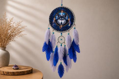 COMODIN | ATRAPASUE�OS CABEZA DE LOBO CON TRIPLE LUNA EN TONOS INDIGO 60 X 17 CM.