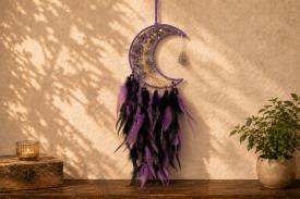 Novedades | ATRAPASUE�OS LUNA CON CHIPS DE MINERAL, PEQUE�A DRUSA Y PLUMAS BICOLOR 60 X 20 CM.