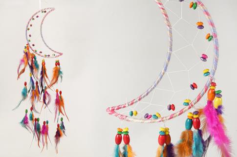 ATRAPASUEOS | ATRAPASUEOS LUNA CON PLUMAS MULTICOLOR