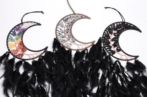 ATRAPASUEOS | ATRAPASUEOS MODELO LUNA CON CHIPS DE MINERAL Y PLUMAS NEGRAS 18 CM. (MODELOS VARIADOS)