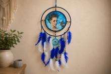 ATRAPASUE�OS MUJER EMPODERADA JUNTO A LOBO EN TONOS AZULES 70 X 25 CM.
