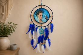 ATRAPASUE�OS | ATRAPASUE�OS MUJER EMPODERADA JUNTO A LOBO EN TONOS AZULES 70 X 25 CM.