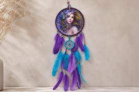 ATRAPASUE�OS | ATRAPASUE�OS MUJER ENVUELTA POR FLORES Y JOYAS MISTICAS EN TONOS VIOLACEOS 60 X 17 CM.