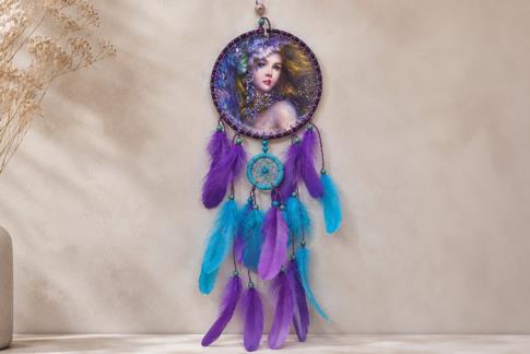 ATRAPASUE�OS | ATRAPASUE�OS MUJER ENVUELTA POR FLORES Y JOYAS MISTICAS EN TONOS VIOLACEOS 60 X 17 CM.