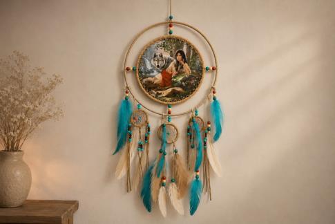 ATRAPASUE�OS | ATRAPASUE�OS MUJER INDIA ACOMPA�ADA DE LOBO BLANCO 70 X 25 CM.