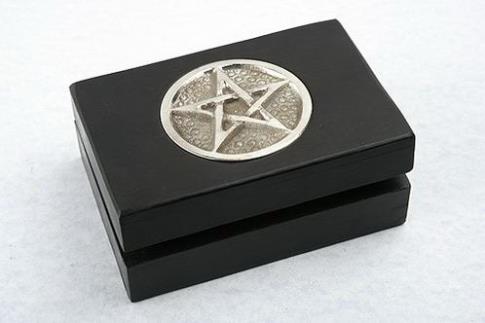 COMODIN | (BAJA) CAJA MADERA NEGRA CON PENTAGRAMA PLATEADO