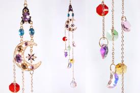 PRISMAS | (BAJA) COLGANTE PRISMA FENG SHUI CON LUNA, BOLITAS MULTICOLOR Y BRILLANTITOS 33CM