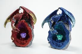 DRAGONES | (BAJA) FIGURA DRAGON SOBRE GEODA CON LUZ LED (COLORES SURTIDOS) 18X15CM