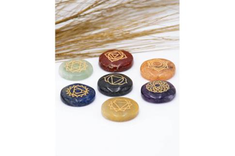 COMODIN | (baja) KIT 7 CHAKRAS PIEDRAS NATURALES CON LOS SIMBOLOS GRABADOS 2.5 CM. APROX.