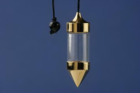 COMODIN | (BAJA) PENDULO VISOR LATN Y CRISTAL DESENROSCABLE PARA TESTIGO, 4.7 CMS X 1.5 CMS , 17 GRAMOS. CORDN NEGRO