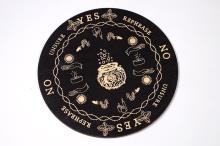 BASE RADIESTESIA CIRCULAR MADERA COLOR NEGRO MOTIVOS ESOTERICOS 20 CM