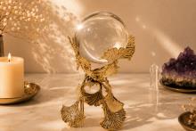 BOLA DE CRISTAL DE 8 CM SOBRE UNA ELEGANTE PEANA DORADA CON DISEÑO DE ENREDADERA Y HOJAS (19 X 11 CM) BOLA DE CRISTAL DE 8 CM SOBRE UNA ELEGANTE PEANA DORADA CON DISEÑO DE ENREDADERA Y HOJAS (19 X 11 CM)