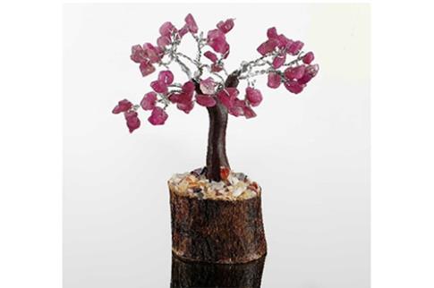 COMODIN | BONSAI RUBELITA O TURMALINA ROSA CON BASE DE MADERA 10 CM. APROX.