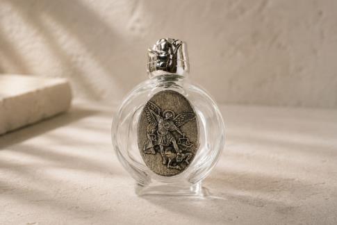 COMODIN | BOTELLITA CRISTAL SAN MIGUEL ARCANGEL CON TAPON FORMA ROSA 7 X 4 CM.