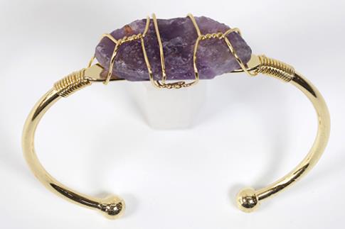 COLLARES, PULSERAS, PENDIENTES Y ANILLOS | BRAZALETE ABIERTO METAL DORADO CON AMATISTA EN BRUTO 6,5X6CM
